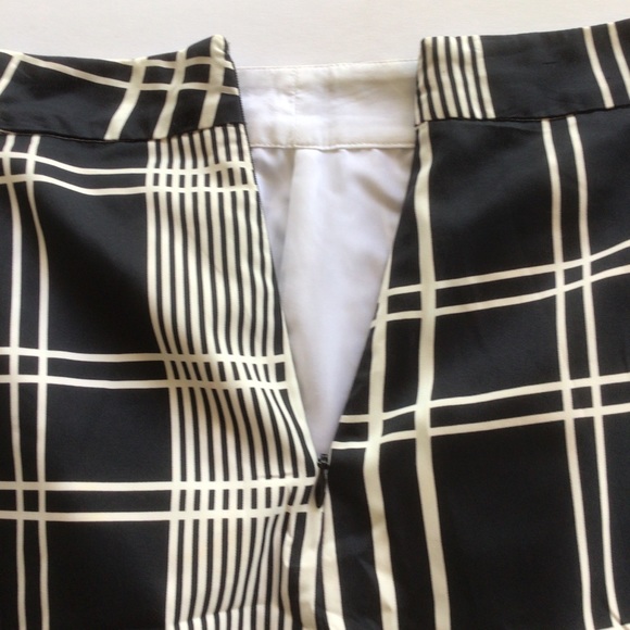 BANANA REPUBLIC BLACK AND WHITE FLARED SKIRT SIZE 8 - Picture 7 of 9